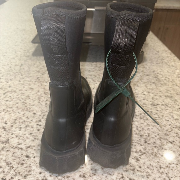 Size 37 Off-White Sponge Rubber Rain boot Black White.
EU: 37 US: 7 UK: 4 - Picture 4 of 12